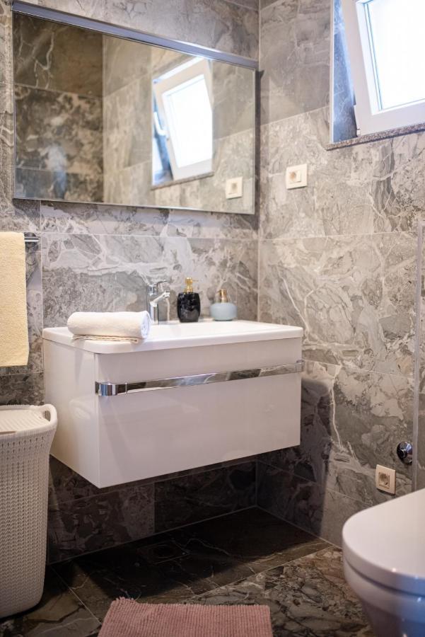 Apartment Lucija *